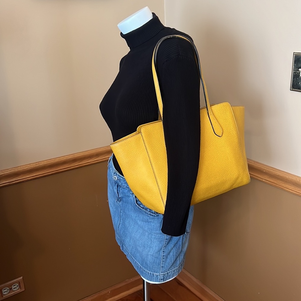 A46- 💯 % authentic Gucci shoulder bag - Picture 2 of 16